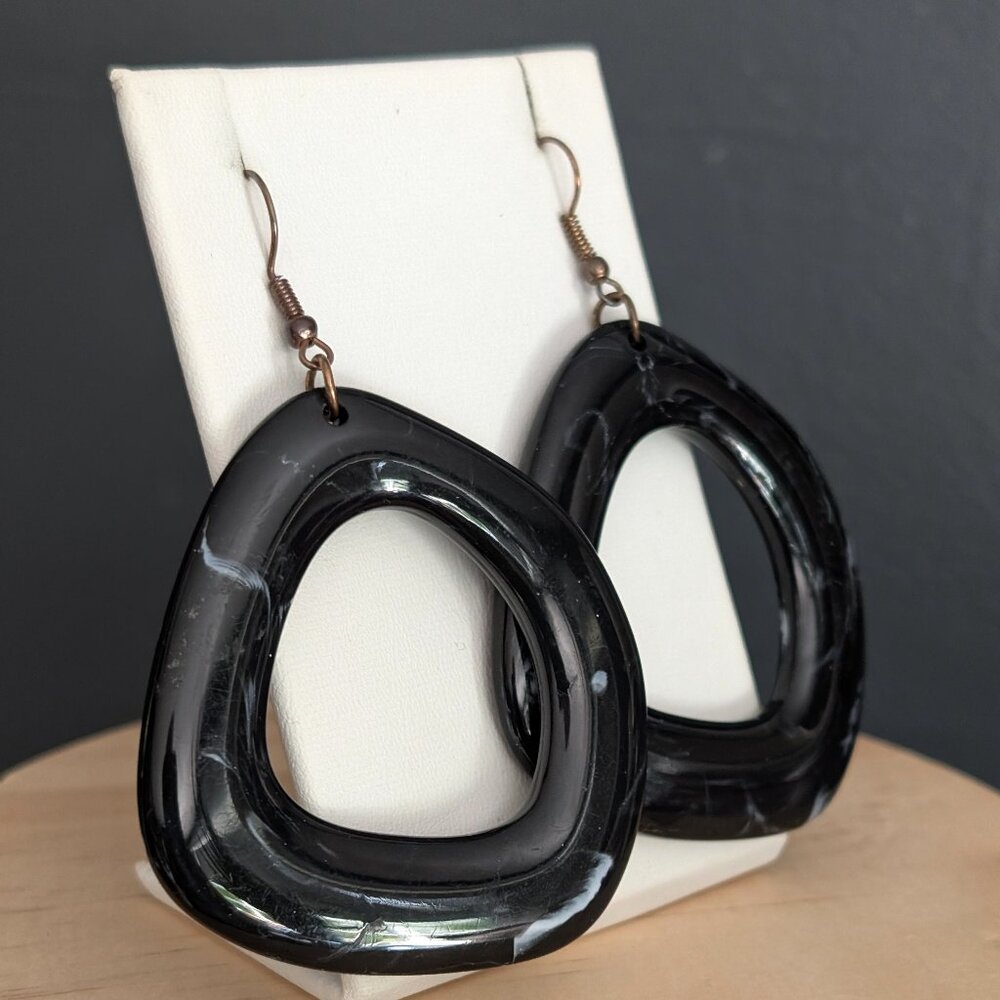 Abstract resin hoop earrings - Picture 2 of 5